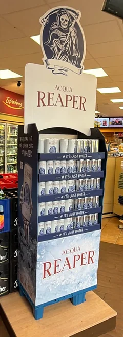 ACQUA REAPER Bodendisplay im Markt, bestückt mit Still und Sparkling