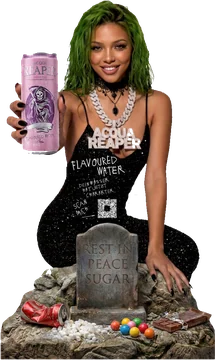 Pappkamerad: Frau mit grünen Haaren und Pink-Grapefruit-Dose am Grabstein „Rest in Peace Sugar“