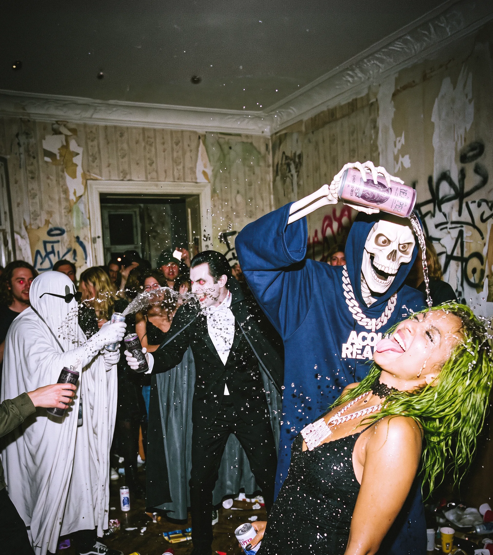 Party in einem verfallenen Altbau: Reaper, Dracula und Geist spritzen mit Wasser