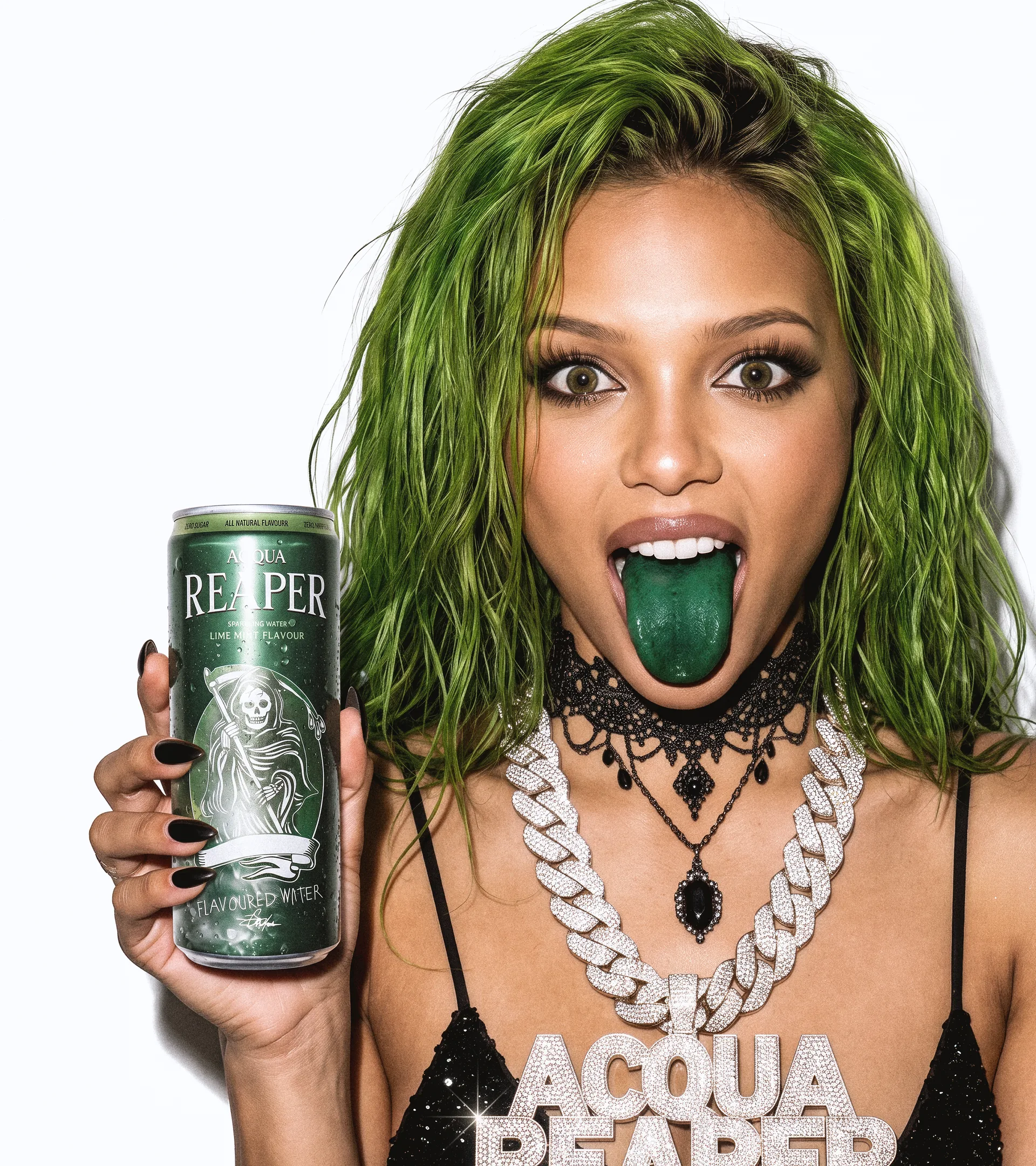 Frau mit grüner Zunge hält eine Dose Lime & Mint