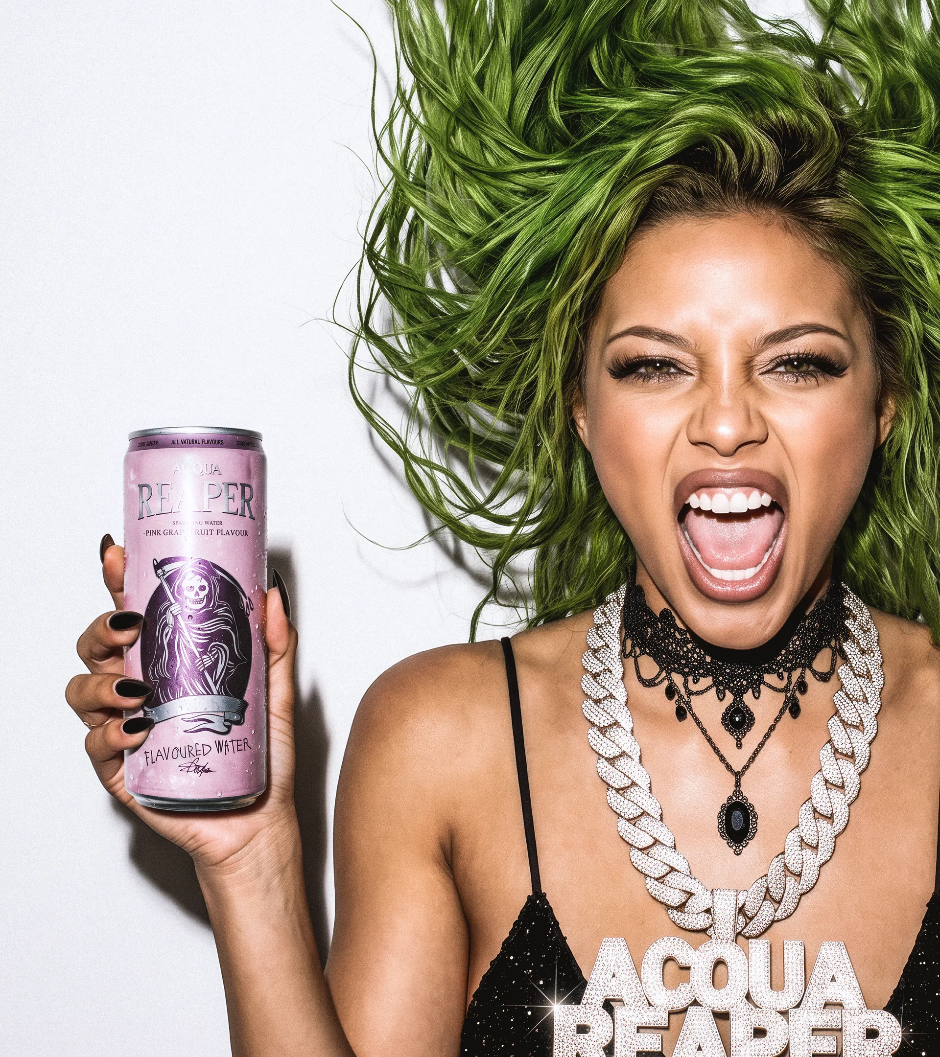 Frau mit grünen Haaren schreit, eine Dose Pink Grapefruit in der Hand
