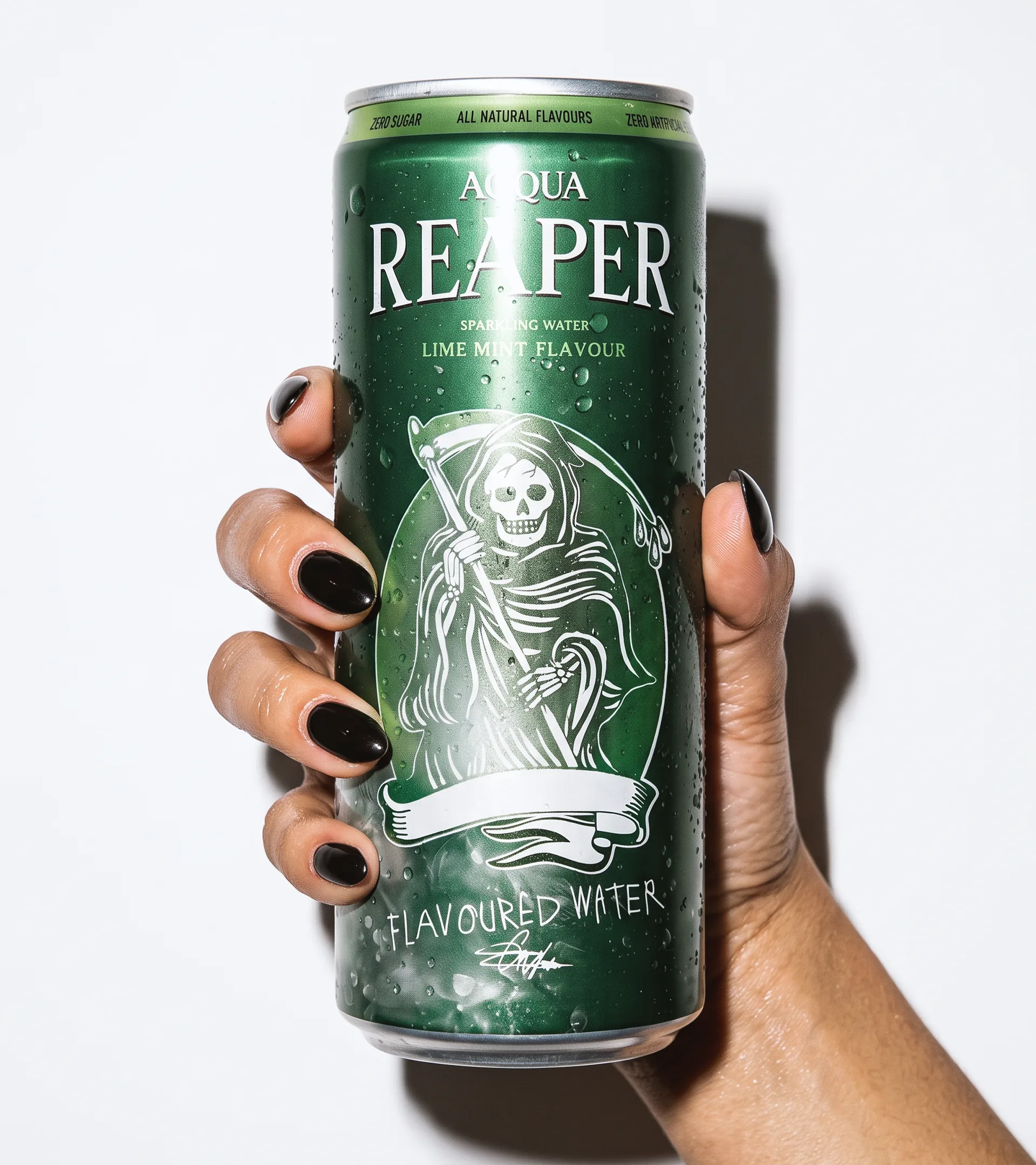 Hand hält eine Dose Lime & Mint